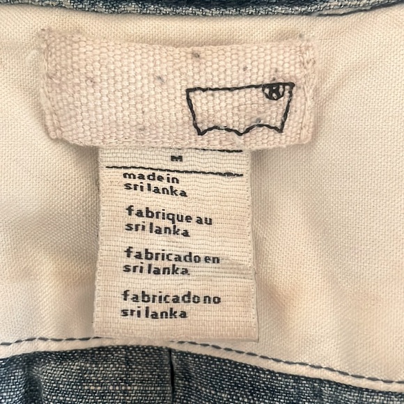 Levi’s Denim Quarter Button Down. Long Sleeve. Womens size Medium - Picture 3 of 4